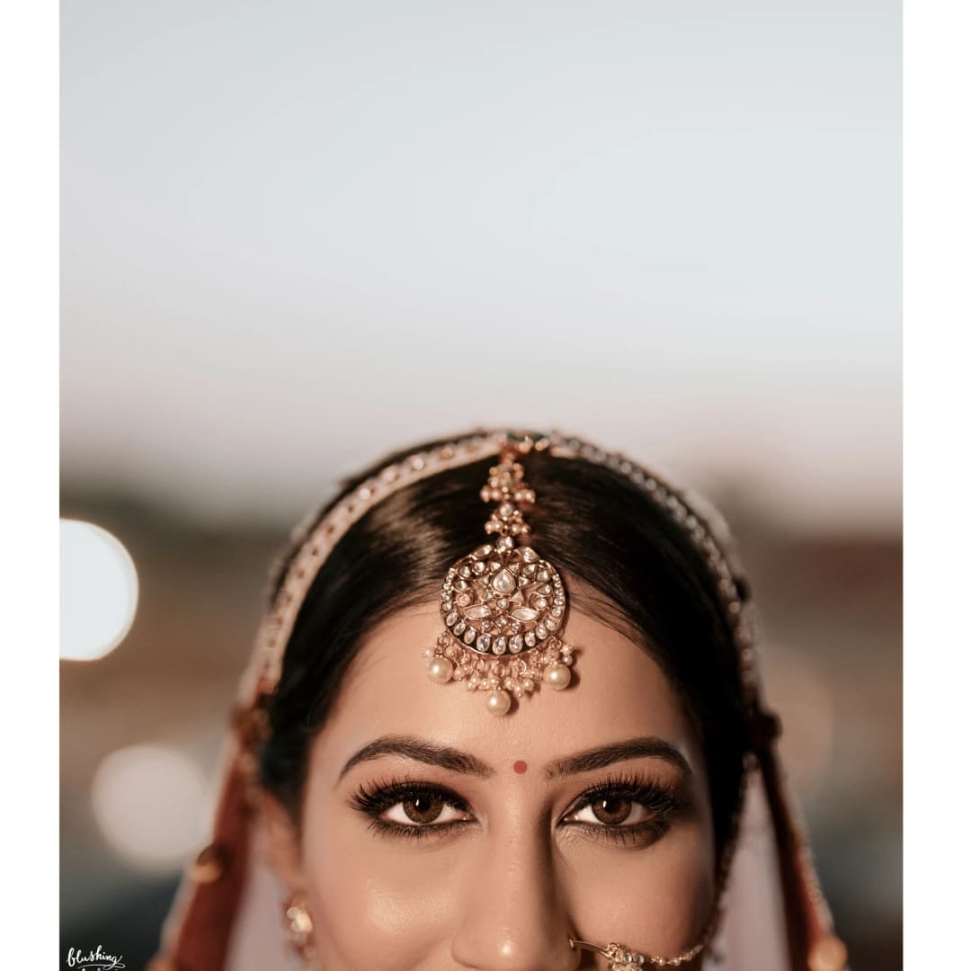 Bride wearing a maang tikka